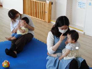 ママとふれあい遊びをしている様子