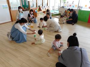 出来上がったおもちゃで遊んでいる様子