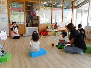 うた遊びを楽しんでいる様子