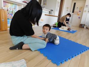 ままとベビーサインをしている様子