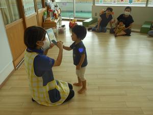 仕掛け絵本の包丁でトントンする男の子