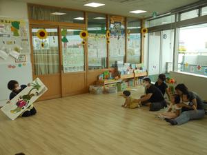 「おおきなかぶ」の大型絵本を見ている様子