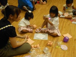 新聞を丸めてたこ焼き作りをしている様子