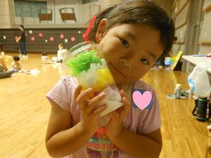もらったミックスジュースを持って「はい！ポーズ♪」