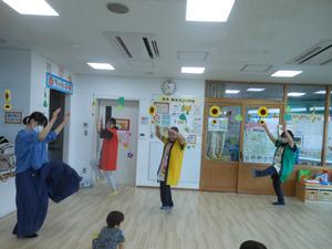 「いか踊り」を踊っている様子