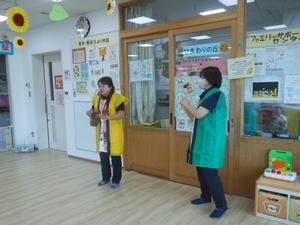 ウクレレ演奏をしながらファミサポのPRをするアドバイザー