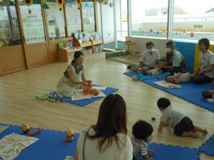 講師の先生によるふれあい遊び指導の様子