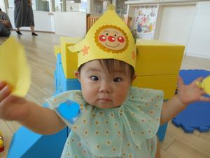 冠をかぶってすぐに破いてしまった女の子の写真