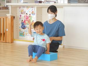 お名前を呼ばれて「はーい！」とてをあげる男の子