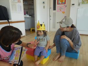 自己紹介で指を立てて2歳を教えてくれた女の子の写真