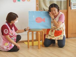 先生が変身するお魚のお話をしている様子