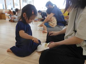 うさぎの目を描いている女の子の写真