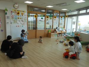 絵本を見ている親子の写真
