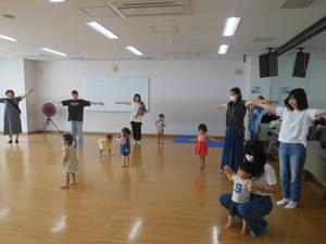 みんなでラジオ体操第一のドラえもんバージョンを踊っている様子