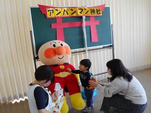 アンパンマン神社にお参りしている様子