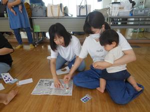 おばあちゃんとママとハガキ作りをしている写真