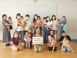 おじいちゃんおばあちゃんとみんなで記念写真