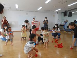 みんなで玉入れをしている様子