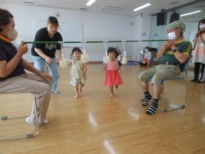 おせんべい取り競争をしている様子