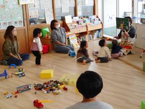 保育士が読む紙芝居に夢中な様子