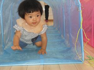 嬉しそうにトンネルをくぐる女の子の写真