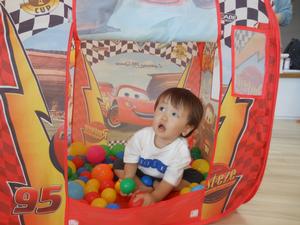 ボールプールに入ってママを見上げる男の子の写真