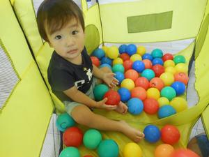 ボールプールの中でくつろぐ男の子の写真