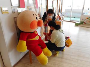 アンパンマン神社にお詣りしている様子