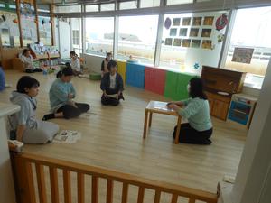 栄養士の先生お話を聞いているママたちの様子
