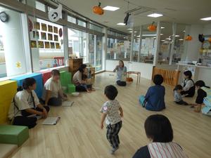 保健師の先生のお話を聞いている様子
