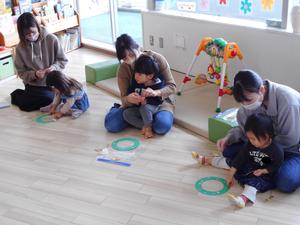 ママとリースの飾りつけをしている様子