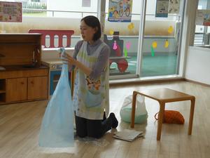 保健師の先生による、嘔吐時の処理方法の実演の様子