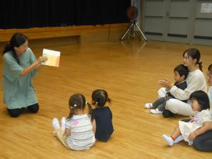 絵本の読み聞かせをしてもらっている様子