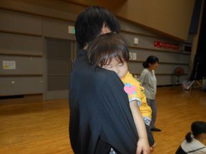 遊び疲れて、実習生に抱かれて寝てしまった男の子の写真