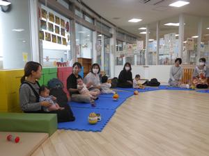 一人一人、自己紹介をしている様子