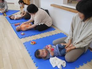 ふれあい遊びを楽しむ3組の親子の様子
