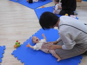 ママにおなかをさすられて、喜ぶ女の子の写真