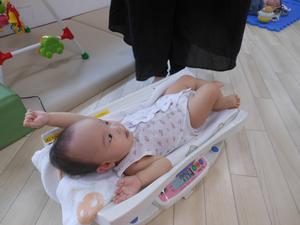 体重をはかっている女の子の写真