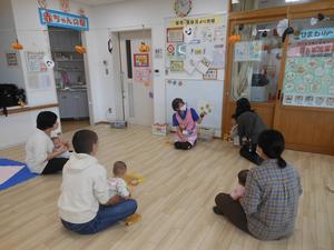 読み聞かせを見ている様子（2回目）