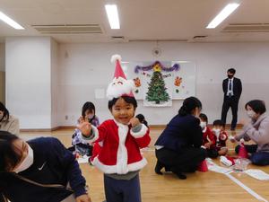 出来上がった三角帽子でニッコリの様子