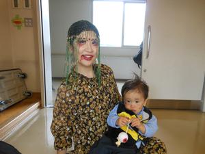 リアルな仮装をしてきたまママと子供の写真