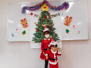 出来上がった帽子を被ってツリーの前でポーズしている様子