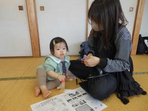 おばけのおもちゃを作っている親子の写真