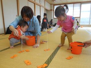 かぼちゃおばけキャンデーを釣って楽しむ様子