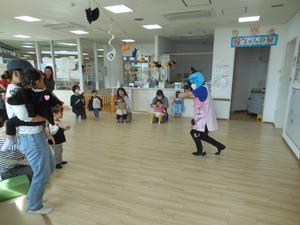 「おばけのばけちゃま」の体操を踊っている様子