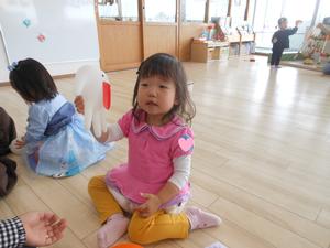 完成したゴム手袋おばけを見せるデイジーに仮装した女の子の写真