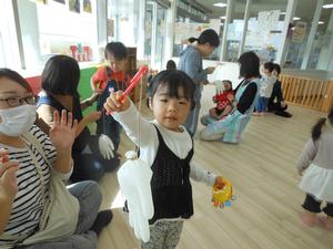 完成してゴム手袋おばけをカメラに向ける女の子の写真