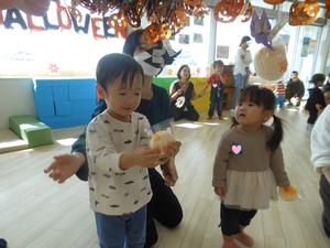 「トリックオアトリートゲーム」でお菓子をゲットする様子