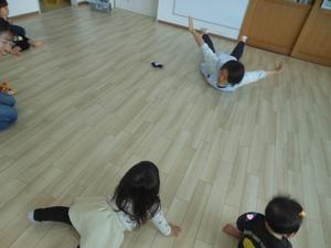 『ぴかぴかぷー』の体操を踊っている様子