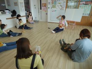 みんなでふれあい遊び『バスにのって』をやっている様子